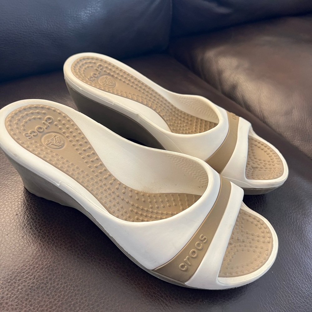 Crocs Sassari Womens size 8 Slip On rubber wedge heel (3”) w open toe.